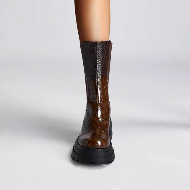Sole view of the women's faux leather Chelsea boots
