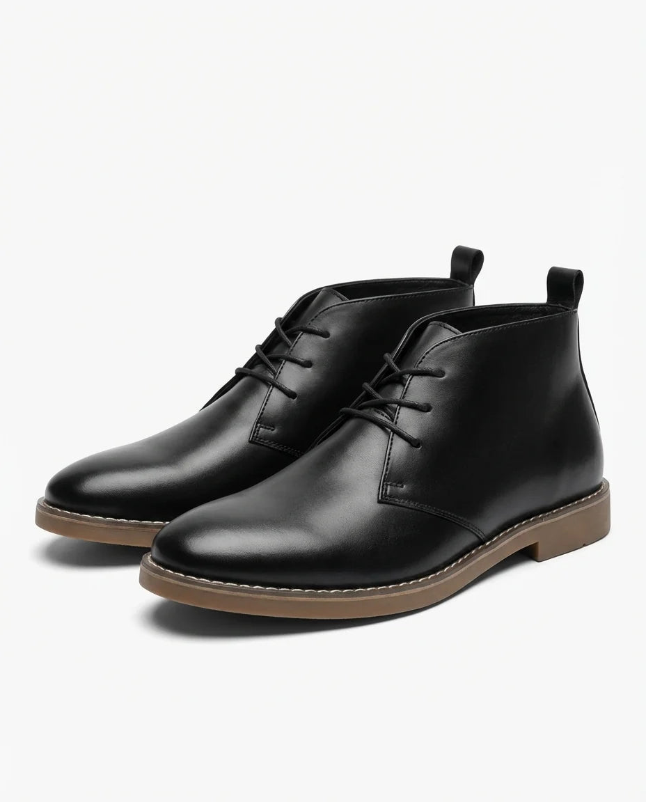 Men's smooth leather Chukka boots in black with two-tone gum sole