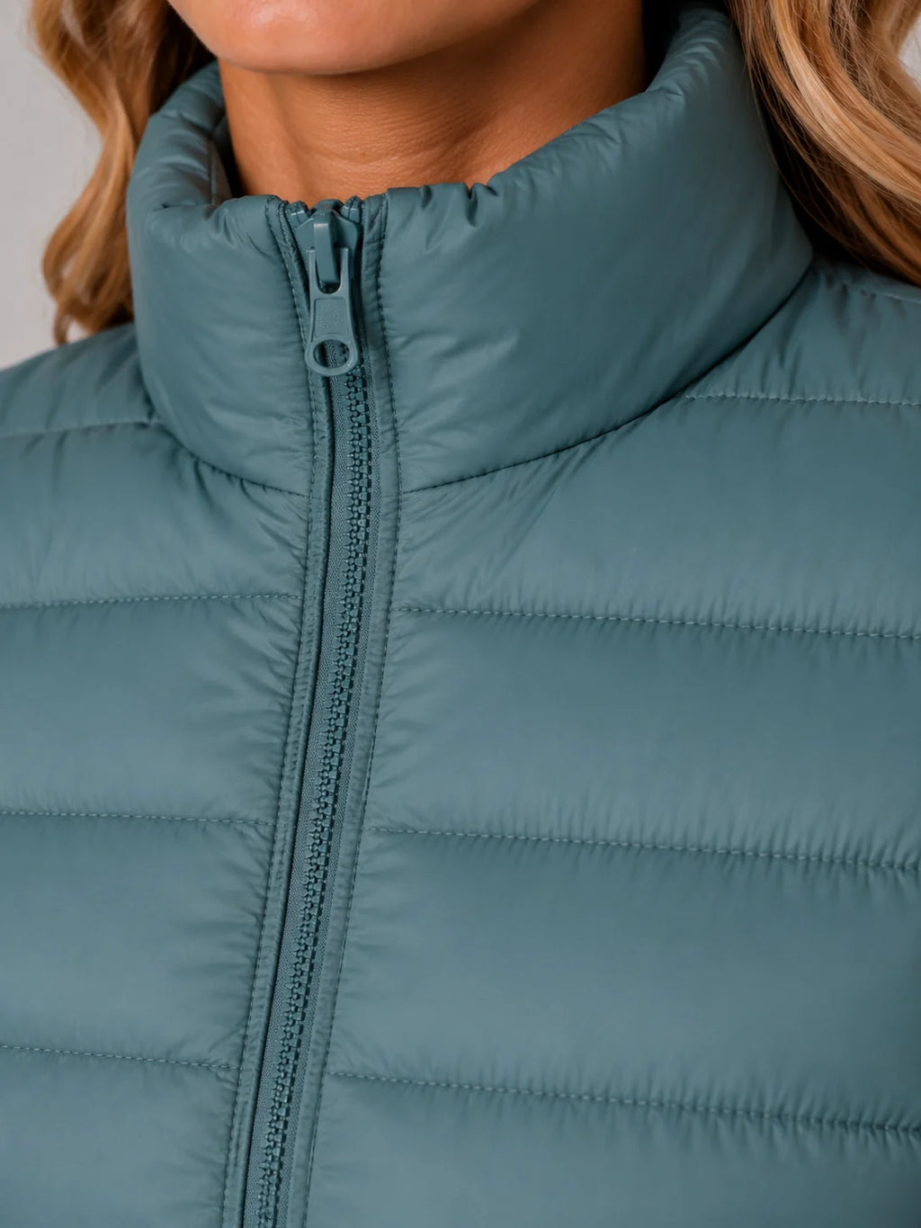 Back view of the women's slim-fit quilted jacket